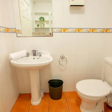 32 - 2 Bed Apartment, Sleeps 6 * Galway