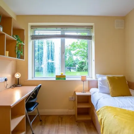 32 - 2 Bed Apartment, Sleeps 6 * Galway