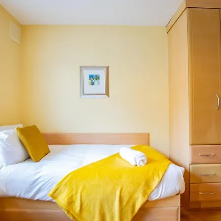 Apartment 32 -spacious 2br - Sleeps 6 *