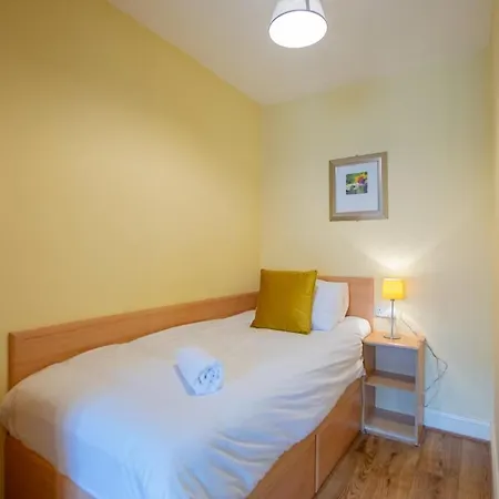 32 - 2 Bed Apartment, Sleeps 6 *
