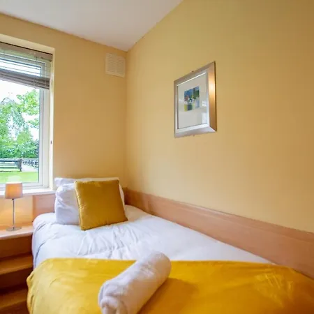 32 - 2 Bed Apartment, Sleeps 6 *
