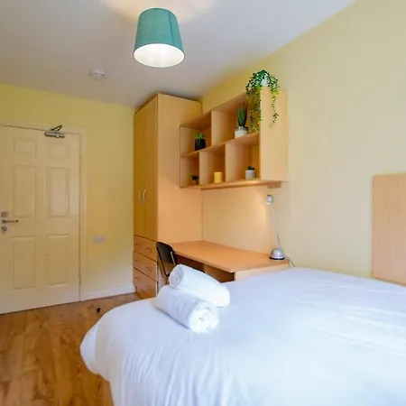 32 - 2 Bed Apartment, Sleeps 6 * Galway