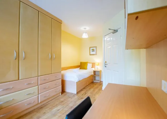 32 - 2 Bed Apartment, Sleeps 6