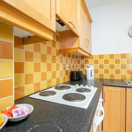 32 - 2 Bed Apartment, Sleeps 6 *